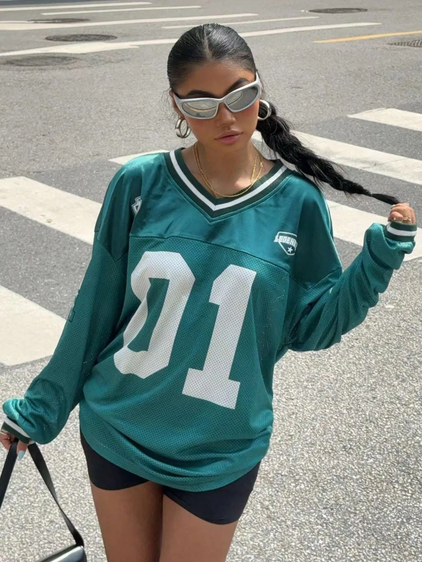 loose long-sleeved T-shirt